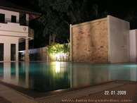 Babylon Pool Villas piscina en la noche